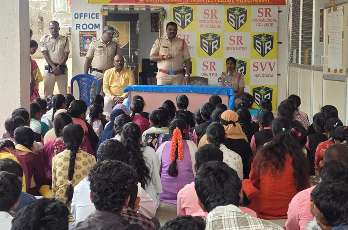 సైబర్ నేరాల పట్ల అప్రమత్తంగా ఉండాలి