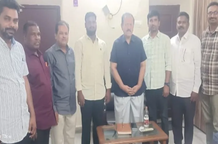 కేంద్ర మాజీ మంత్రి కలిసిన కాంగ్రెస్ నేతలు 