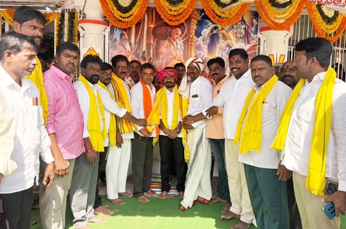 ఖానాపూర్ ఎమ్మెల్యే పూజలు