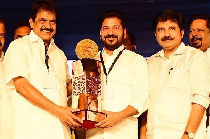 సంఘ్ పరివార్, గాంధీ పరివార్ మధ్యే పోటీ