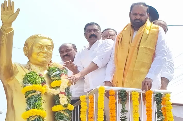 కాక విగ్రహానికి నివాళులు