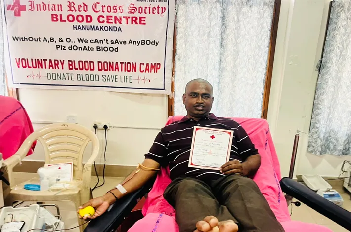 రక్తదానం చేస్తూ పుట్టినరోజు వేడుక