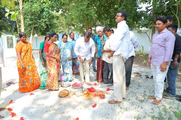 డ్వాక్రా మహిళల భవనానికి శంకుస్థాపన చేసిన ఎమ్మెల్యే జారె