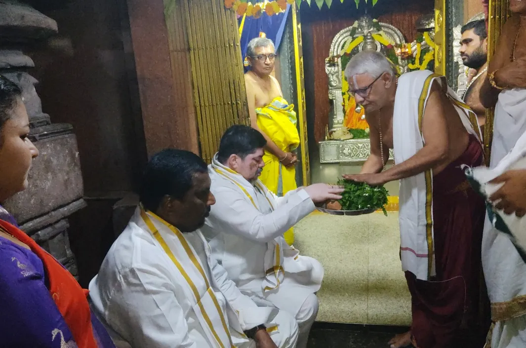 వర్షాలు కురవాలని స్వామిని వేడుకున్న మంత్రులు 