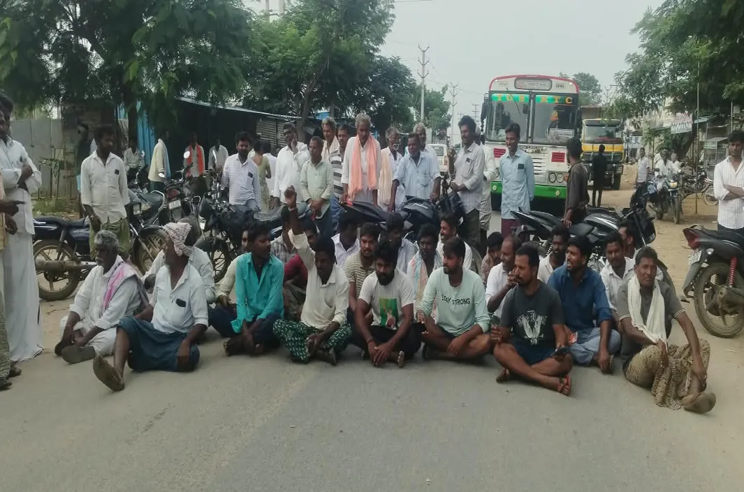  కరెంటు కోతలపై రైతుల ఆగ్రహం.. ప్రధాన రహదారిపై ధర్నా