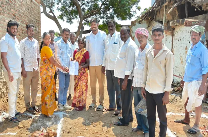 ఇందిరమ్మ మహిళల లబ్ధిదారులకు మంజూరు పాత్రలో పంపిణీ