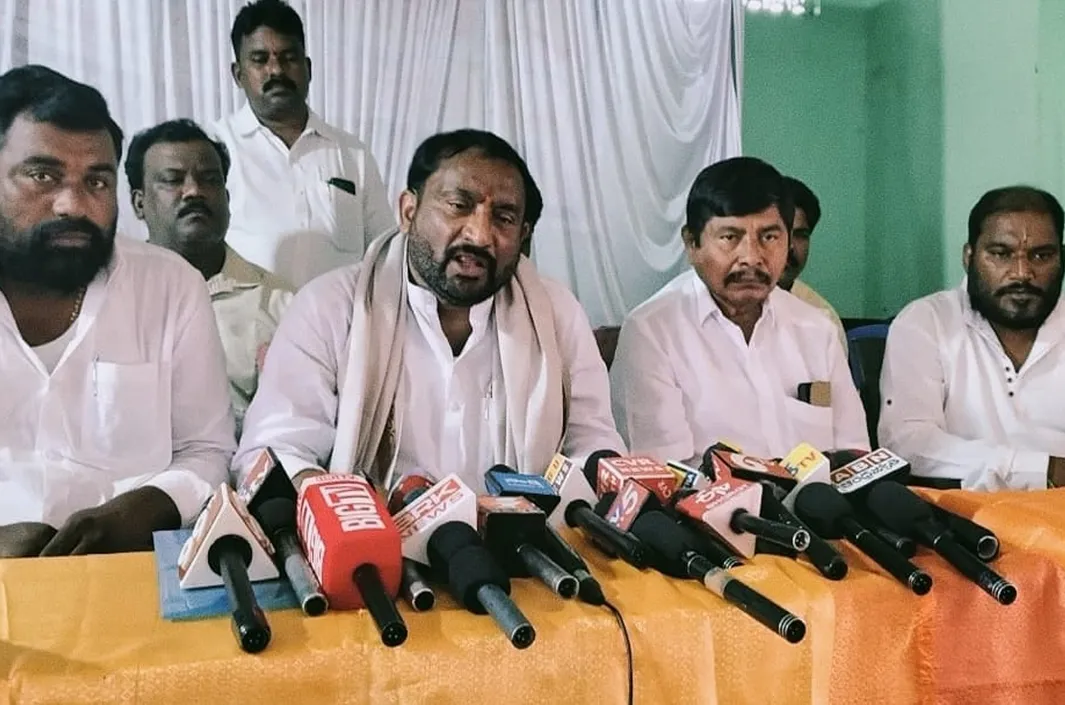 ఉత్తమ్ దంపతులను విమర్శించే స్థాయి బొల్లంకు లేదు
