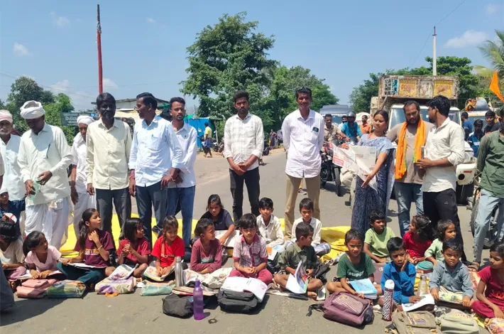 ఉపాధ్యాయుల కోసం రోడ్ ఎక్కిన విద్యార్థులు..