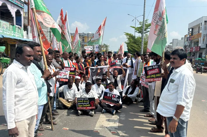 కాంగ్రెస్ నిరసన.. బ్లాక్ డేగా పాటింపు
