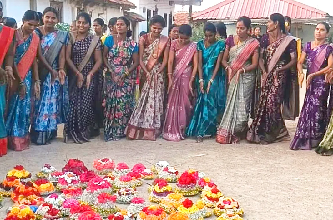 గ్రామాల్లో మొదలైన బతుకమ్మ సంబరాలు
