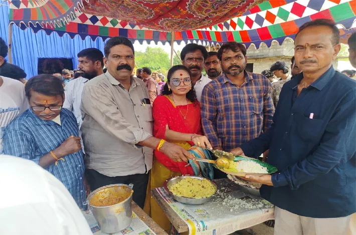 కనకదుర్గ అమ్మవారి ఆలయంలో అన్నదాన కార్యక్రమం