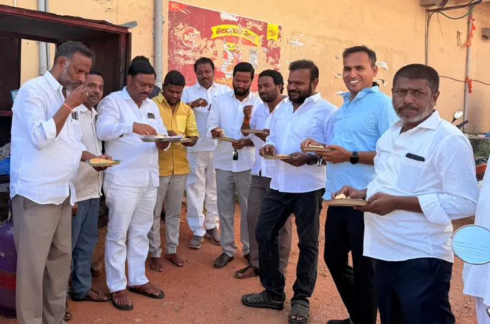 సామాన్యులతో షాద్‌నగర్ మున్సిపల్ పాలకవర్గం అల్పాహారం 