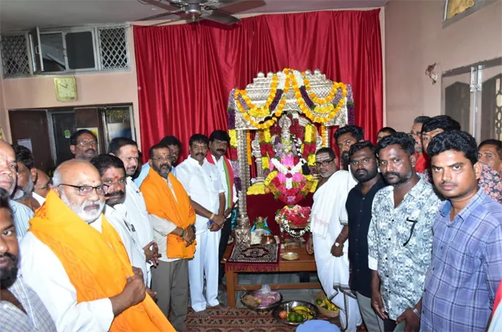 శ్రీ శారదా అమ్మవారిని దర్శించుకున్న ఎమ్మెల్యే నాయిని