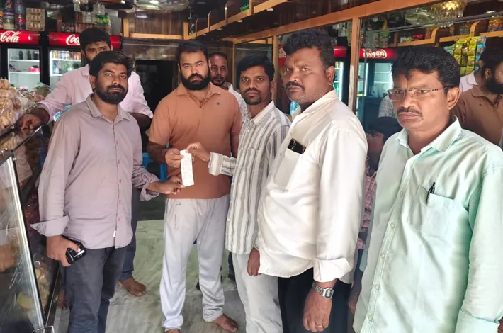 బేకరీల్లో మున్సిపల్ అధికారుల ఆకస్మిక తనిఖీలు