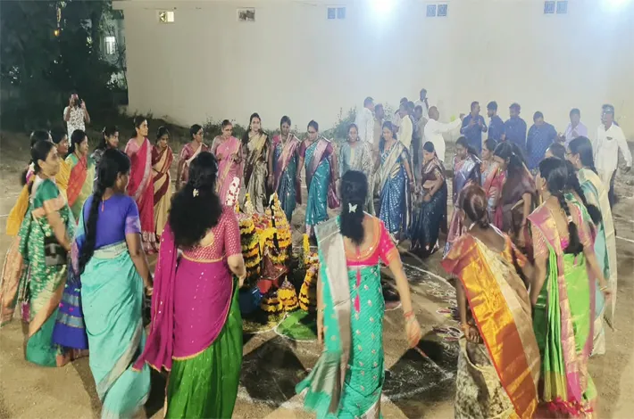 అంబరాన్నంటిన బతుకమ్మ సంబరాలు