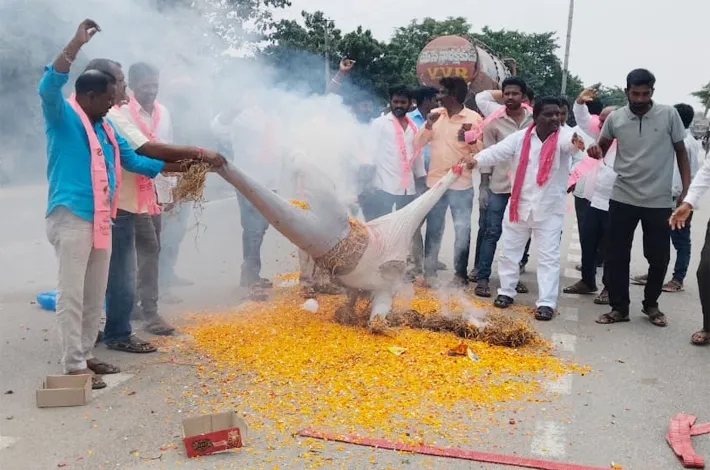 ఎమ్మెల్యే వీర్లపల్లి శంకర్  దిష్టిబొమ్మ దహనం