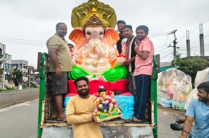 కొలువుదీరేందుకు వెళుతున్న గణనాథులు 