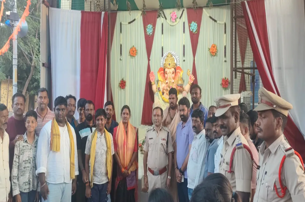 విఘ్నేశ్వరుడికి సీపీ పూజలు 