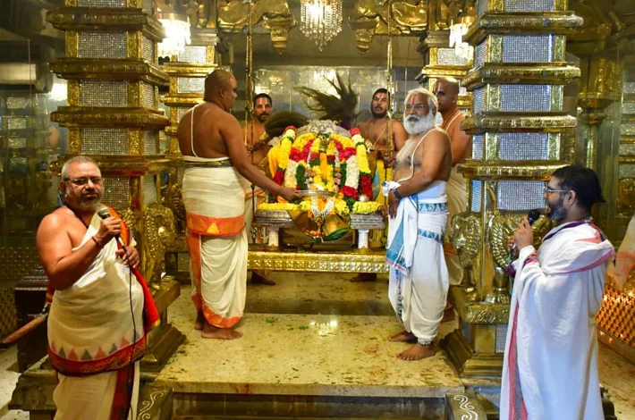 ఆండాళ్ అమ్మవారికి ఊంజల్ సేవ