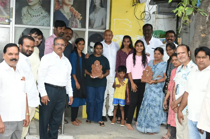 మట్టి వినాయక విగ్రహాలను పంపిణీ చేసిన మాజీ కార్పొరేటర్ ప్రేమ్ కుమార్