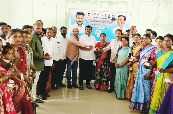 పదేళ్లపాటు పాలనలో ఉండి రేషన్ కార్డులు ఇవ్వలేదు..