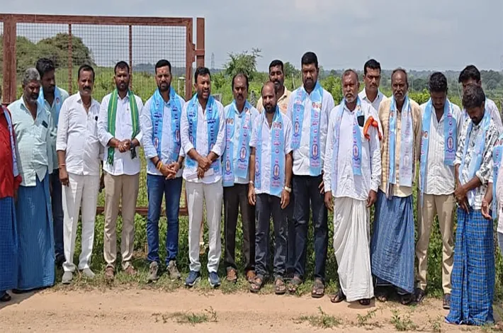 పెద్దపహాడ్ యాదవుల భూమి అక్రమ రిజిస్ట్రేషన్