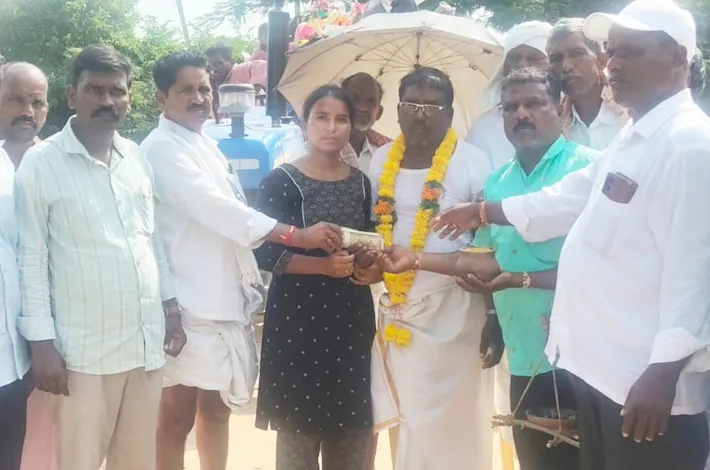 మృతుడి కుటుంబానికి గ్రామస్తుల ఆర్థిక సహాయం.. రూ.9,350 అందజేత