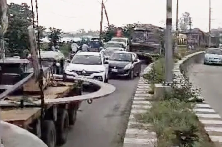 ట్రాఫిక్ జామ్‌తో వాహనదారుల అవస్థలు!