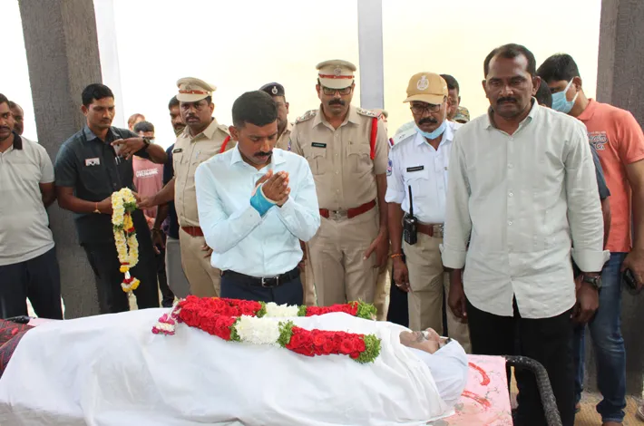 ప్రమాదవశాత్తు తుపాకి పేలి రిజర్వ్ ఇన్‌స్పెక్టర్ మృతి