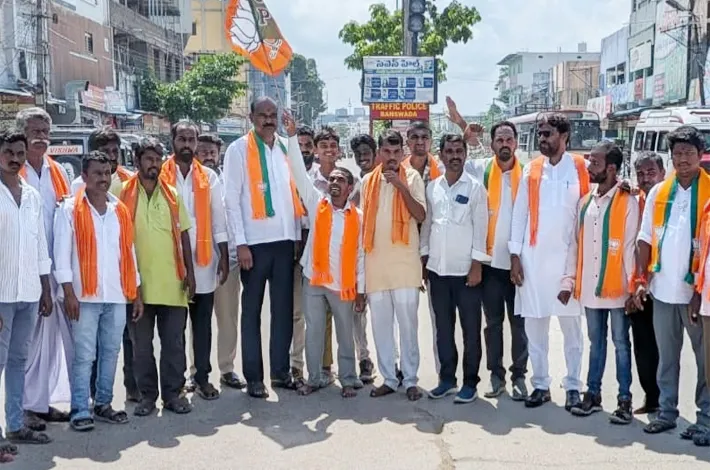 హైదరాబాద్‌లో 22A భూముల మహాధర్నాకు తరలి వెళ్లిన బీజేపీ నాయకులు