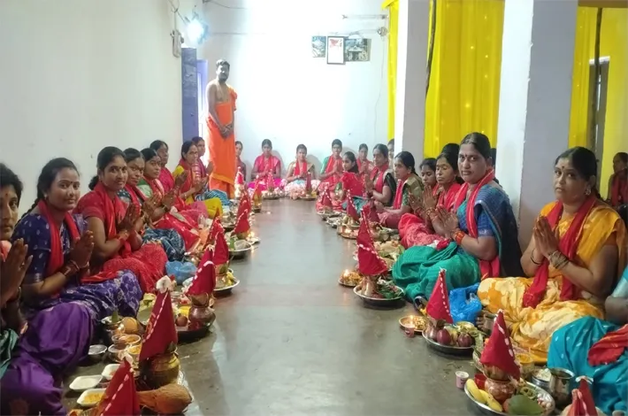 ఆదర్శ యూత్ వినాయకుడి వద్ద కుంకుమ పూజలు
