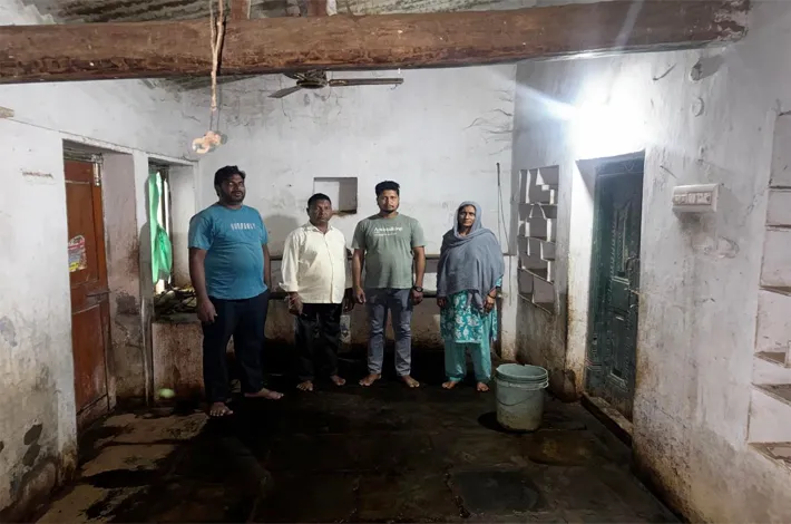 కూలిపోయే ప్రమాదంలో ఉన్న ఇంటిని పరిశీలించిన