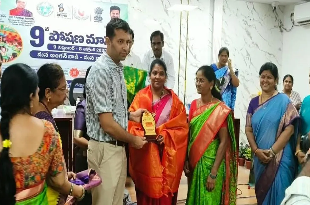 ఐసీడీఎస్ సూపర్‌వైజర్ ప్రశాంతికి జిల్లా స్థాయి ఉత్తమ అవార్డు