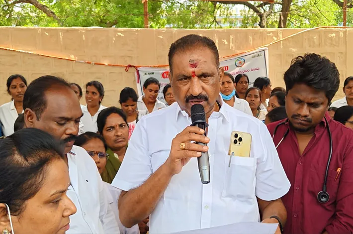 ఎన్‌హెచ్‌ఎం ఉద్యోగుల  డిమాండ్లను పరిష్కరించాలి
