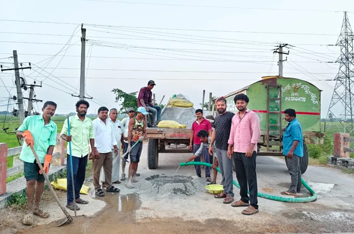 గుంతల రోడ్డుకు మరమ్మతులు
