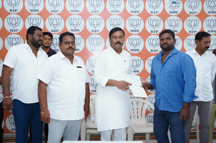 సీఎంఆర్ఎఫ్ చెక్కుల పంపిణీ చేసిన ఎమ్మెల్యే