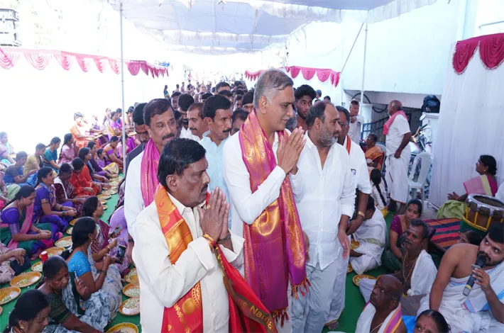 బీరంగూడలో మాజీ మంత్రి హరీష్ రావు పర్యటన