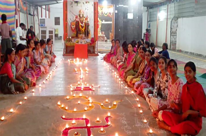 దుర్గాదేవి వద్ద దీపాల అలంకరణ