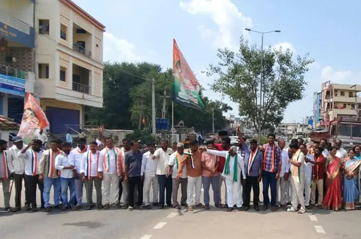 మోడీ దిష్టి బొమ్మ దగ్ధం చేసిన కాంగ్రెస్ నాయకులు