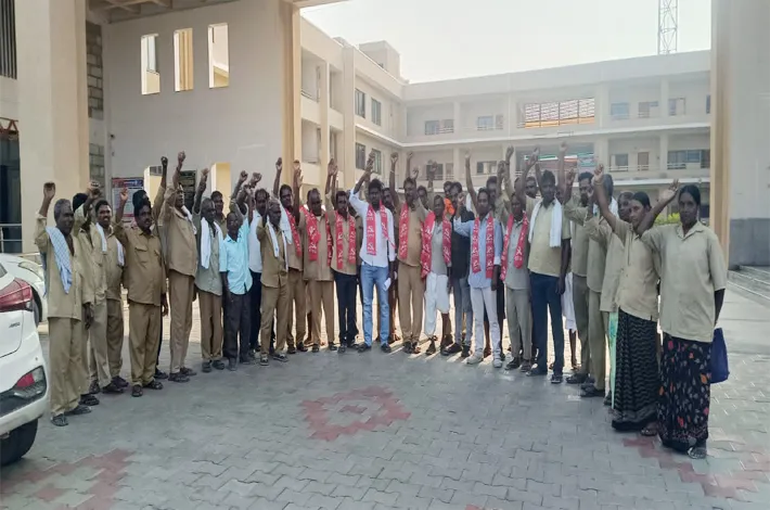 పెండింగ్ వేతనాలు చెల్లించాలి