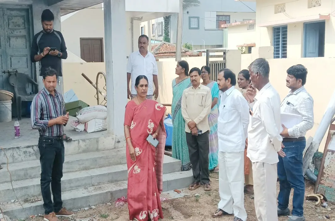 అర్హులైన లబ్ధిదారులకు సంక్షేమ పథకాలు అందేలా చూడాలి