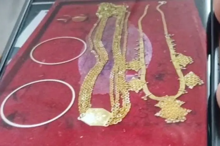 విలువైన నగల అపహరణ