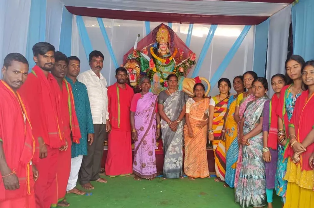 దుర్గామాతకు ప్రత్యేక పూజలు