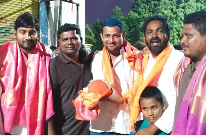 గణేష్ లడ్డూను దక్కించుకున్న ముస్లిం యువకుడు