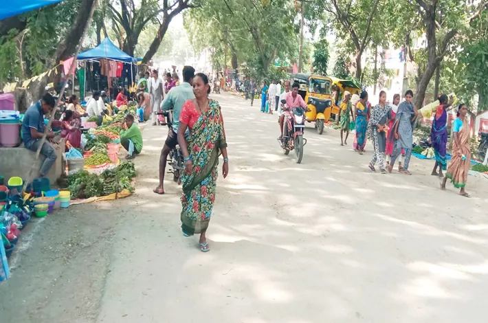 రోడ్డెక్కిన సంత.. వాహనదారులకు అవస్థలు..