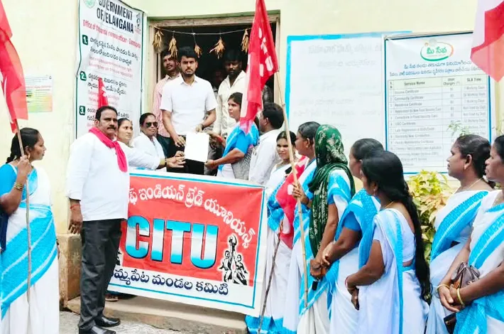 ఆశ వర్కర్ల అక్రమ అరెస్టుల.. తహసిల్దార్ కార్యాలయం ఎదుట ధర్నా