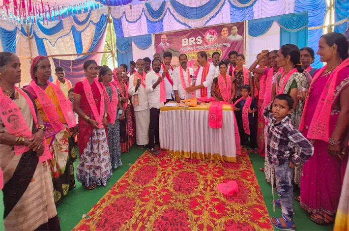 బీఆర్ఎస్‌లో చేరిన పలువురు కాంగ్రెస్ నాయకులు
