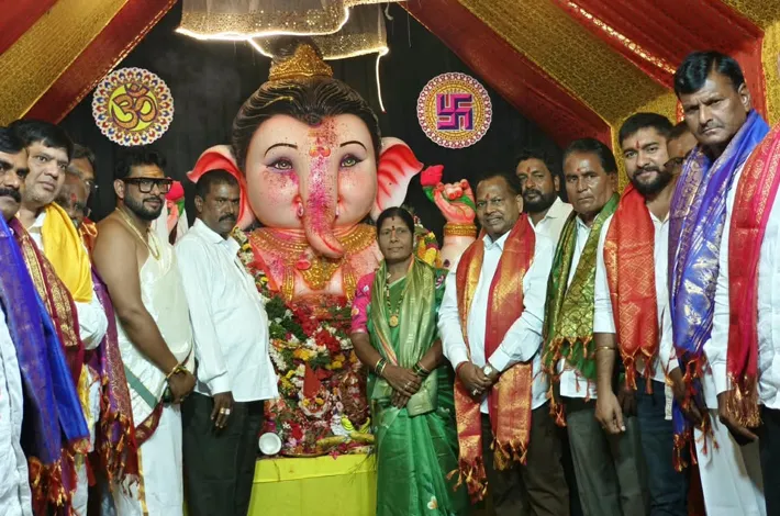 గణనాథునికి ప్రత్యేక పూజలు చేసిన మాజీమంత్రి...