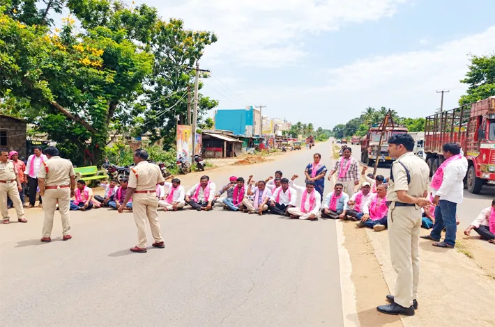 కేటీఆర్, హరీష్ అరెస్ట్..  బీఆర్ఎస్ నాయకుల రాస్తారోకో