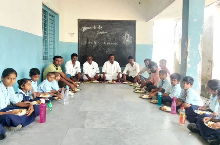 విద్యార్థులకు చికెన్ తో భోజనం